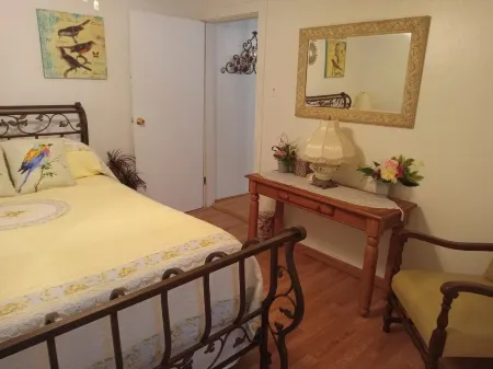 Cottage located IN Crawford Co. , just min. from Patoka Lake! Near Holiday World