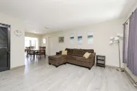 Spacious home with Pool Table 10 minutes from Beaches and Speedway