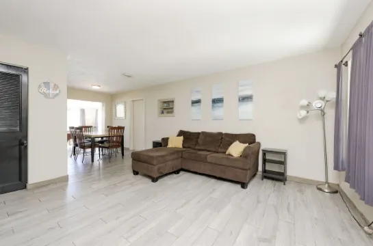 Spacious home with Pool Table 10 minutes from Beaches and Speedway