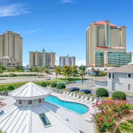 Spacious Condo by the Beach! Beautiful Lagoon Views and Close to Restaurants!