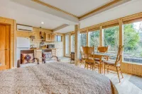 Cozy Blueberry Cottage Studio Stevenson, King Bed, Kitchenette, p Walking Man Brewing附近的飯店