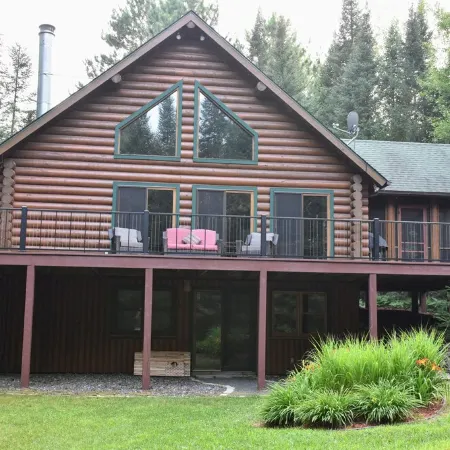 Spacious, family-sized, pet-friendly chalet style log home on Lake Chippewa.