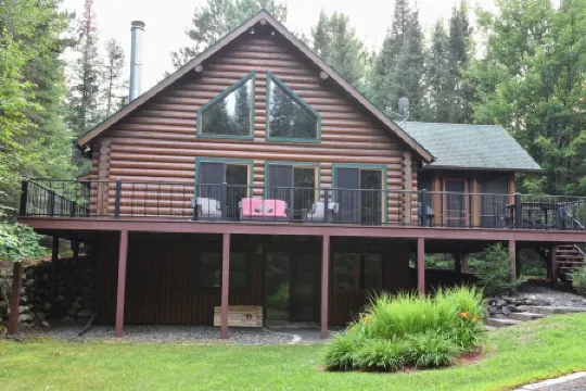 Spacious, family-sized, pet-friendly chalet style log home on Lake Chippewa.