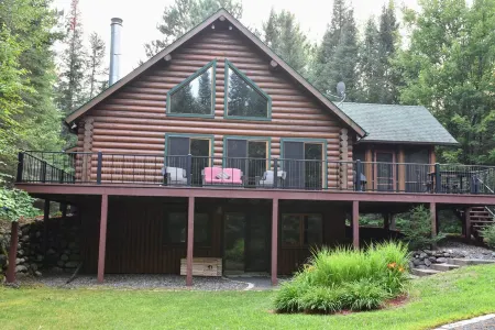 Spacious, family-sized, pet-friendly chalet style log home on Lake Chippewa.