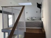 Private, Clean LOFT w PRIVATE COURTYARD/ENTRANCE in Venice Beach w Kitchen