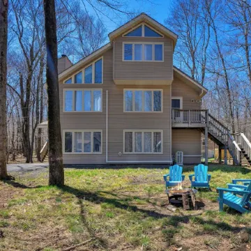 Renovated Escape in Mountain Resort. Lake, Pool, Kayak, Family and Pet Friendly!