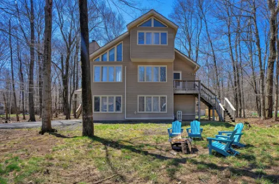 Renovated Escape in Mountain Resort. Lake, Pool, Kayak, Family and Pet Friendly!