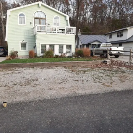 Lakeside Beach Getaway with A Gorgeous Kitchen & Dining Room with Room for 10.