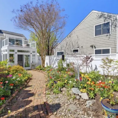 421 Irie: Simply Charming 2 Story COTTAGE!! Private Pool!! 1 Off Street Parking!