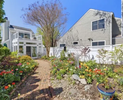 421 Irie: Simply Charming 2 Story COTTAGE!! Private Pool!! 1 Off Street Parking! Hotel a 