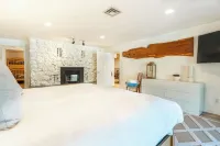 Lakefront, beach, hot tub, putt course, paddleboards, boat ramp, deck, fireplace