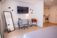 *NEW* 2BR Modern & Spacious Townhouse Mins to DT Seattle & Airport Hotels near Link Light Rail - Tukwila Station