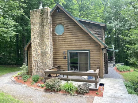 Peaceful & Serene  🦌 Cozy Hillside Cabin  ☀️ Koi Pond 🐸 Pet Friendly 🐕