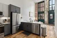Charming DT Apartment Loft l Parking+Rooftop+Gym! Sleeps 4