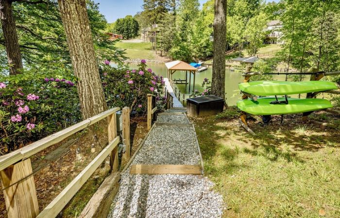 Serene Lake Norman Escape-Sleeps 8, Pet-Friendly, Private Dock, Kayaks,& Firepit