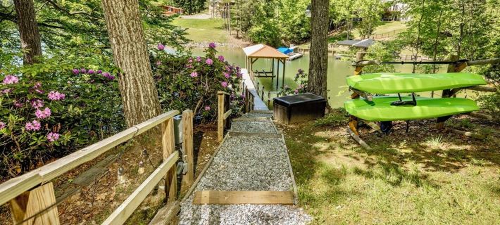 Serene Lake Norman Escape-Sleeps 8, Pet-Friendly, Private Dock, Kayaks,& Firepit Hotels in Fallstown