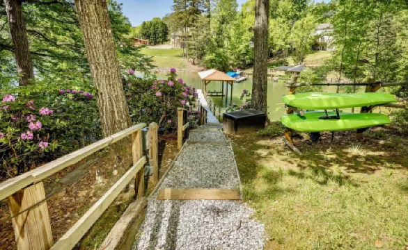 Serene Lake Norman Escape-Sleeps 8, Pet-Friendly, Private Dock, Kayaks,& Firepit