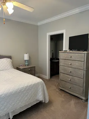 High Pointe 2 Bedroom 2 Bath Condo Close to All the Action! Greetings from Oxford MS Postcard Mural附近的飯店