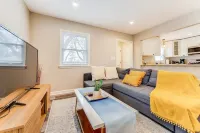 Experience Minneapolis; entire house, close to Downtown Uptown and UofM