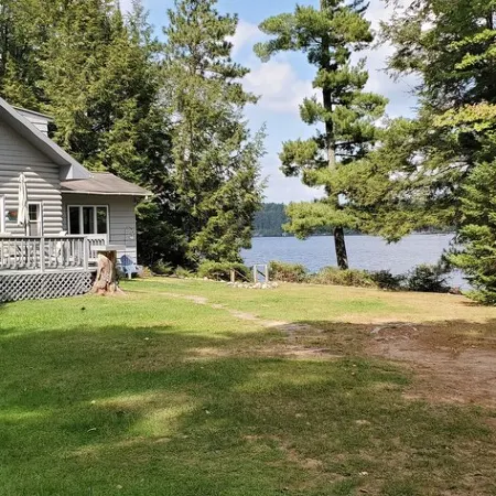 Secluded 2 Acre Lakeside Home, Boat & Motor Included on 5 Lake Chain. Free Wi-Fi