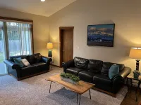 Updated duplex on quiet street close to dining, shopping, hospitals & mountains, Hotels in Lynden