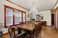 Pulaski Trail Escape / Fully Stocked Kitchen / Sleeps 18 w Off Street Parking Hotels in Wallace