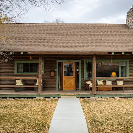 Scout's Rest in Cody - Beautiful Cozy Log Cabin that sleeps 8!