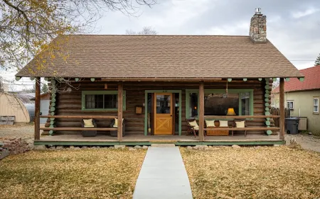 Scout's Rest in Cody - Beautiful Cozy Log Cabin that sleeps 8!