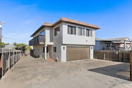 Strandcastle - Oceanview  - Dog Yard - SO much Parking! - Steps from Sand Отели в г. Ошено