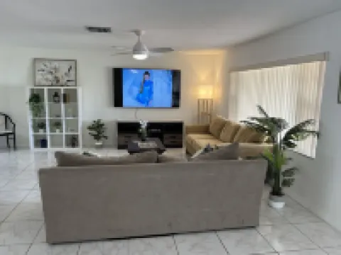 Sleeps 30 Large Heated Pool Home, 10 min to Hard Rock and 22 minutes to Beach