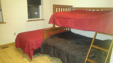 Logde sleeps 11 ...set up for exploring the Mississippi River or Driftless Area.