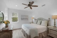 Vibe! Coastal Living Experience! Screened Pool!