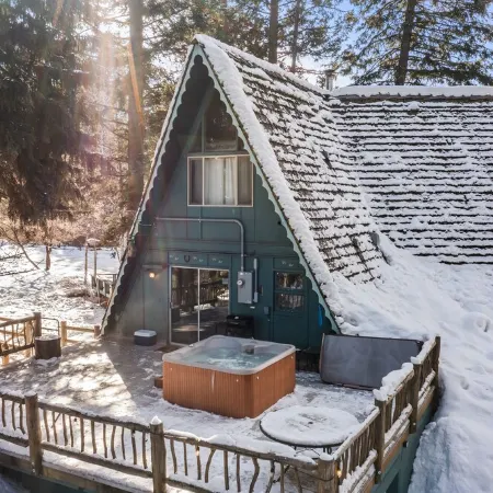Pet Friendly, 10 Guests, Walking Distance to Payette Lake/Downtown, Hot Tub!