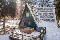Pet Friendly, 10 Guests, Walking Distance to Payette Lake/Downtown, Hot Tub!
