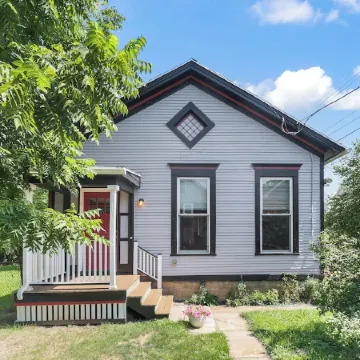 Adorable West Side Cottage with Onsite Laundry, Free Parking