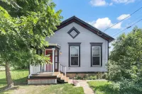 Adorable West Side Cottage with Onsite Laundry, Free Parking
