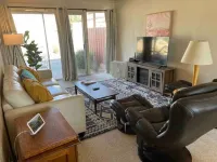 Vista Esterella Mid-Century Modern condo sleeps 4
