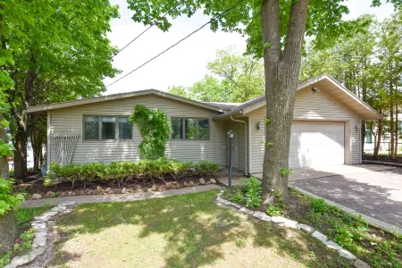 Perfect LakeHome w/ Amazing Views of Big Silver Lake w/ Kayaks Hot tub &Maui Mat