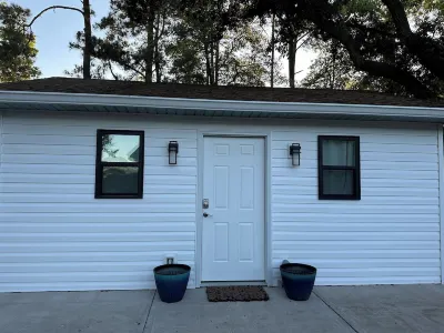 Cozy beach studio within walking distance to the beach.