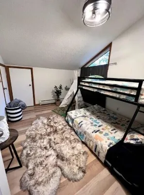 Modern Poconos House, 3br 2ba, HOT TUB, Private