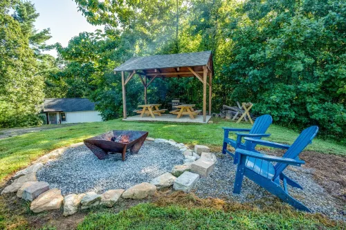 Tree-Top 1-Bed Cottage, 3.5 miles to Downtown Hendersonville