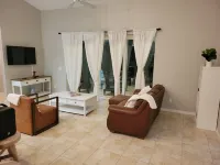 tropical family home with Private pool Hotels in Venice Gardens