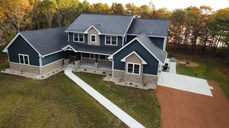 Large 8 bedroom multi-family retreat on Castle Rock Lake near WI Dells