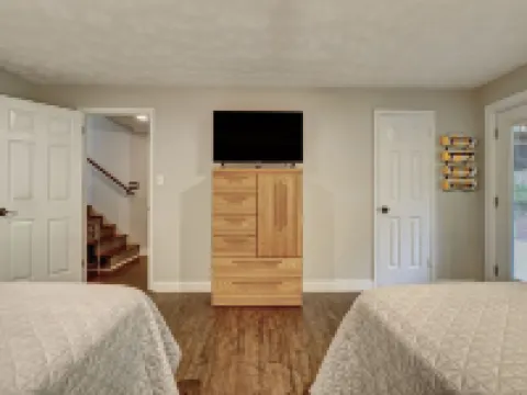 Tranquil Retreat w/ Hot Tub, Large Patio, 2 living rooms Hotel di Pinehurst