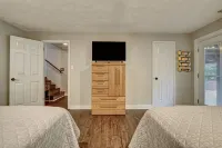 Tranquil Retreat w/ Hot Tub, Large Patio, 2 living rooms