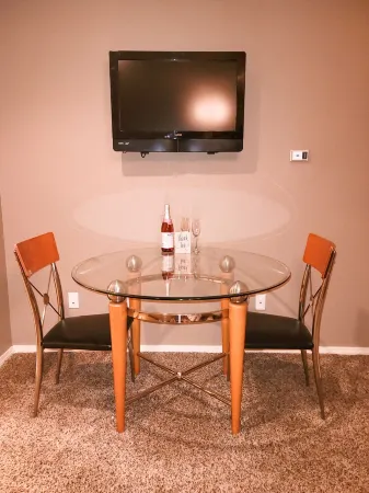 Romantic King Suite With Jetted Tub For 2 Отели рядом с достопримечательностью «TITANIC Museum Attraction»