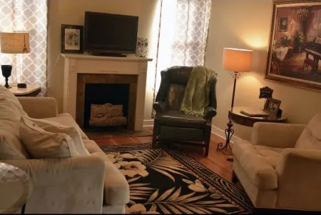 Garden Cottage in the city. Pet friendly!