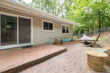 Chapel Hill Nature Retreat with Room for the Entire Family Отели рядом с достопримечательностью «Университет Северная Каролина в Чапел Хилл»