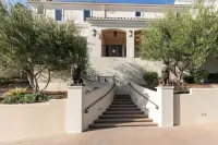 Caesar’s Villa on the Hills of Orange Các khách sạn gần Hilbert Museum of California Art