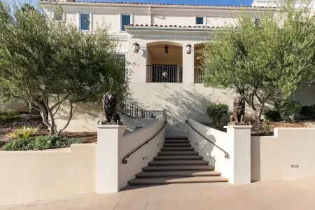 Caesar’s Villa on the Hills of Orange Отели рядом с достопримечательностью «Университет Чапман»